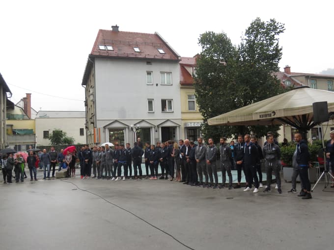 Članska ekipa, igralci in stroka ob odprtju razstave ob 100-letnici nogometnega kluba