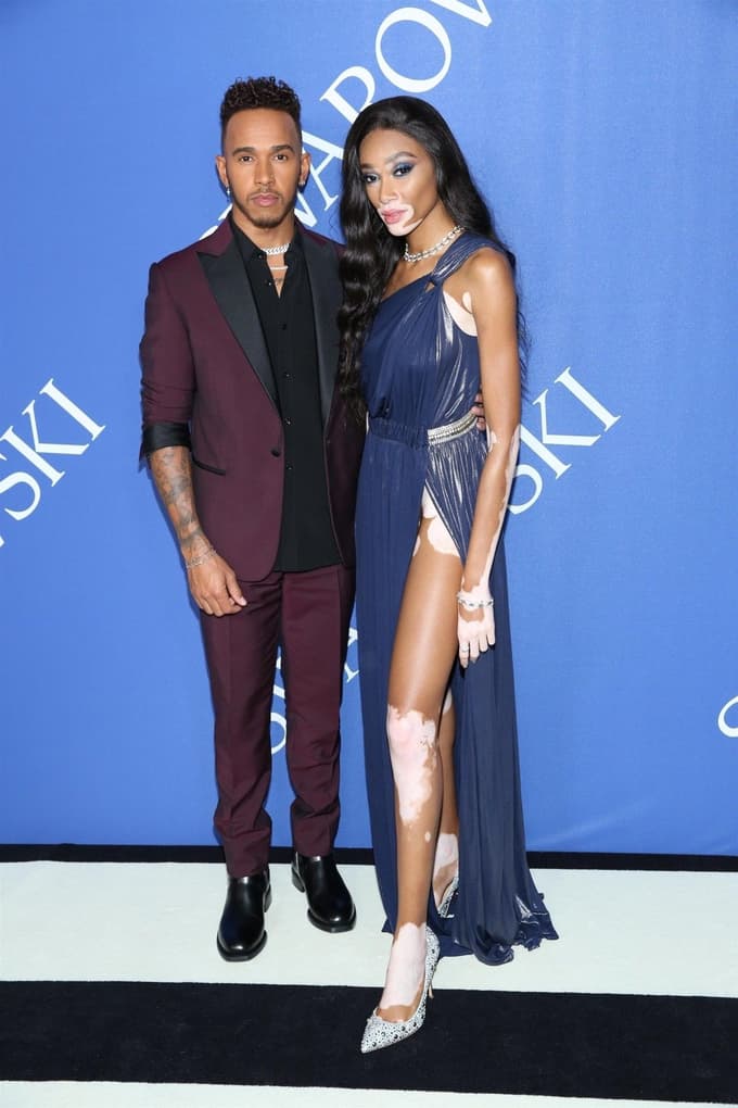 Lewis Hamilton in Winnie Harlow lansko leto na podelitvi modnih nagradah v New Yorku.
