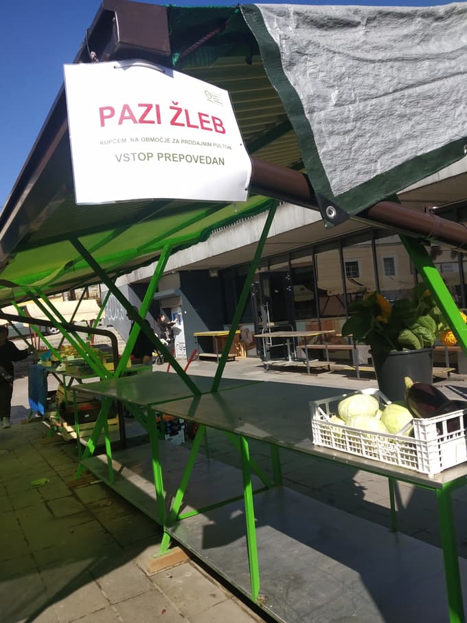 Opozorilni napis na osrednji tržnici na Vodnikovem trgu v Mariboru