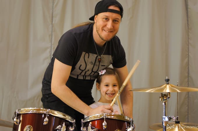 Soki se umika: Zaradi dobrodelnosti so ga obtožili satanizma in napadli, ker je pomagal hrvaškim otrokom