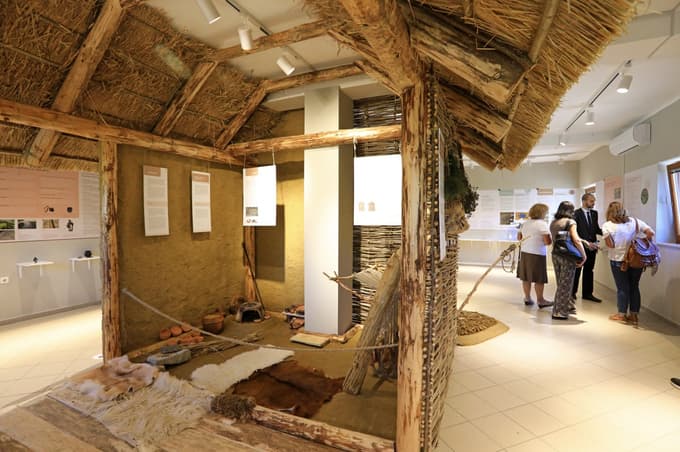 V okviru stalne razstave je tudi prikazano bivališče železne dobe 
