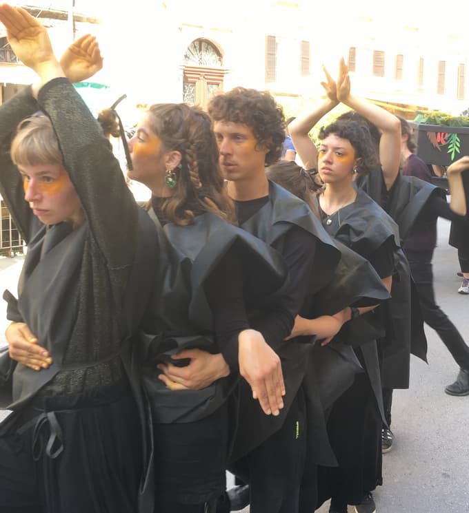 Performans je povezal biologe in raziskovalce, umetnike in aktiviste. Nastopili so glasbeniki, člani in članice skupine uličnega gledališča Rogačke, govor je imel profesor biotehniške fakultete Tom Turk. "Prav sodelovanje različnih ljudi je bilo vrednota samo zase," je pojasnil Primož Turnšek.