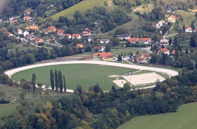 Hipodroma Kamnica obsega 100 tisoč kvadratnih metrov površine z urejeno kasaško stezo.
