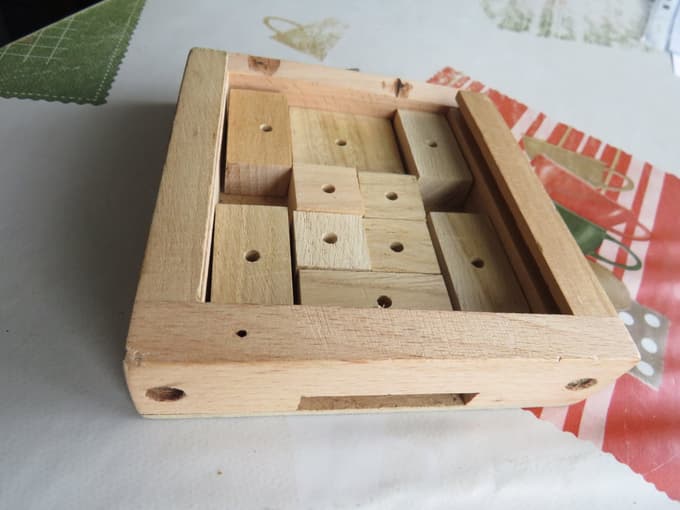 Kako izvleči najtanjšo ploščico skozi odprtino? Jožetu to uspe v 79 potezah.