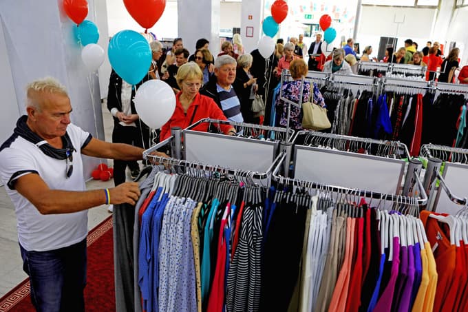 Ni bilo malo tistih, ki so že nekaj minut po prerezu rdečega traku prišli preveriti ponudbo oblačil, katerih cene se začnejo pri dveh evrih.
