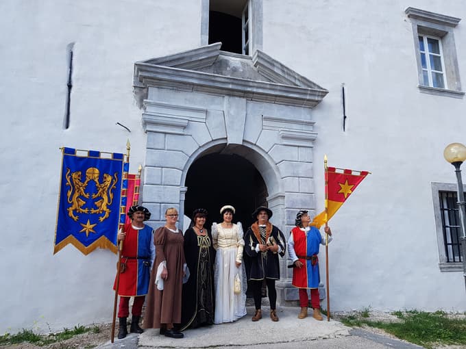 Knez Krški je sprejel goste pri dvorcu Nova Kraljevica.