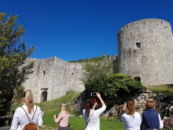 V utrdbi Drivenik so uredili letno prizorišče za številne prireditve lokalnih društev.