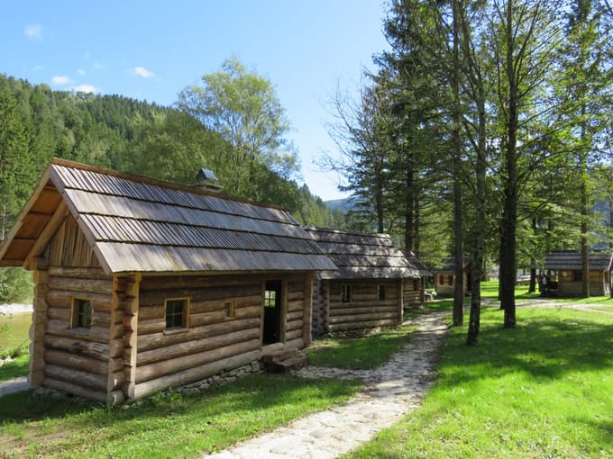 Luče premorejo tudi mini muzej na prostem; v vsaki hiški, narejeni iz starega lesa, predstavljajo eno od nekoč razširjenih obrti. 