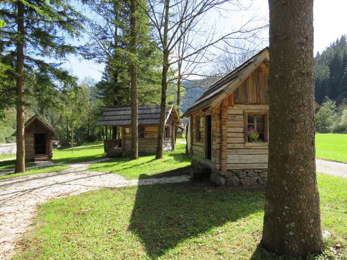 Luče premorejo tudi mini muzej na prostem; v vsaki hiški, narejeni iz starega lesa, predstavljajo eno od nekoč razširjenih obrti. 