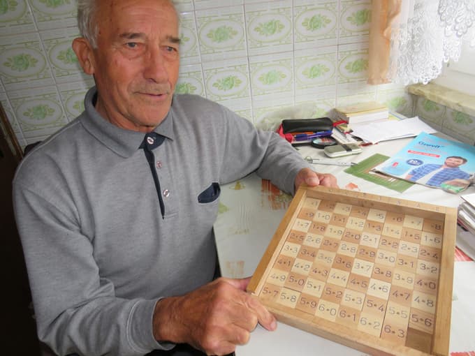 Jože Borštnar s svojo igro Slepi zajček na šahovskem polju