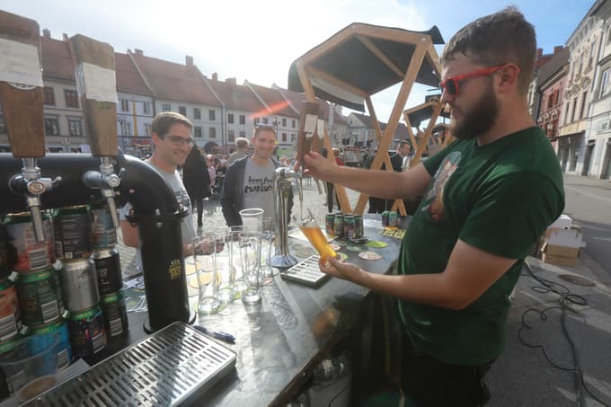 (FOTO) Praznik pivoljubcev na Glavnem trgu