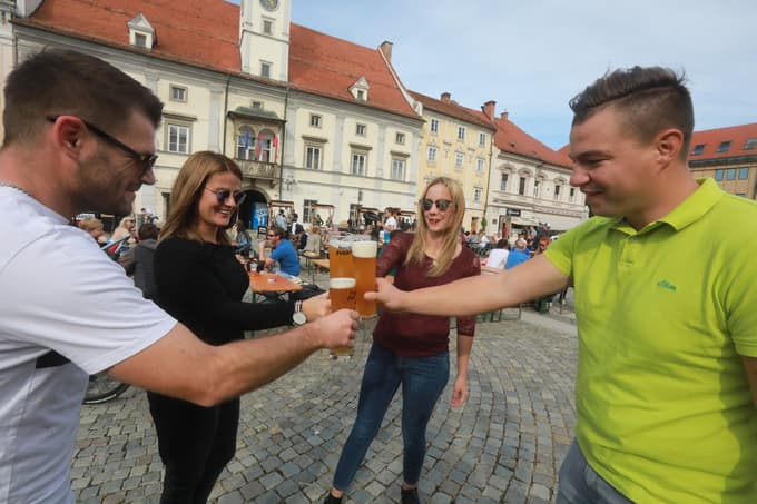 (FOTO) Praznik pivoljubcev na Glavnem trgu