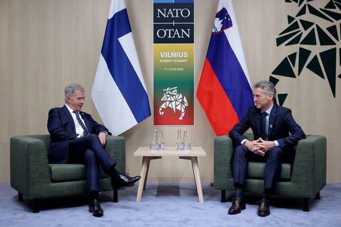 Finski predsednik Sauli Niinistöj in slovenski premier Robert Golob.
