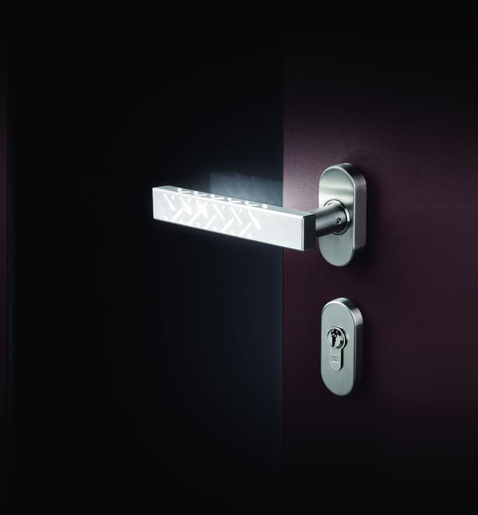Moderna kljuka za vrata, ki oddaja svetlobo