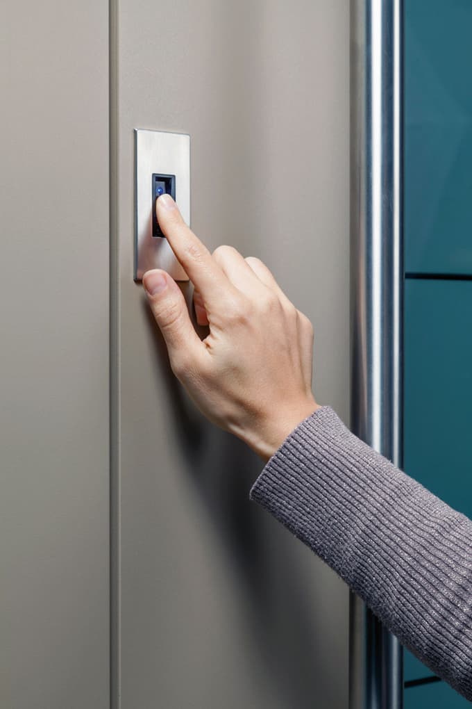 Največja pomanjkljivost čitalnikov prstnih odtisov je, da se zelo hitro navadimo na življen­je brez ključa; kaj lahko se namreč zgodi, da bomo tam, kjer bi ključ potrebovali, ostali pred zaklenjenimi vrati.