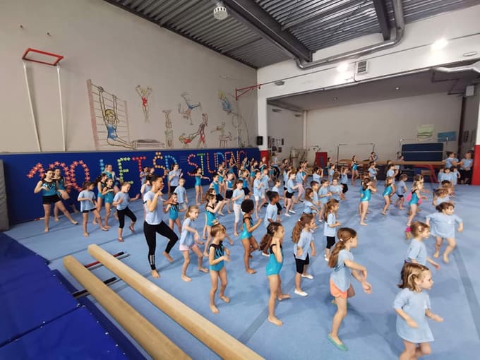 Jubilej društva so z nastopi proslavile tudi mlade gimnastičarke.