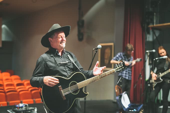 Milan Kamnik, koroški vokal, otožen, vesel ali zabavljaški, kar je potrebno, s prijatelji pripravlja jubilejni koncert.