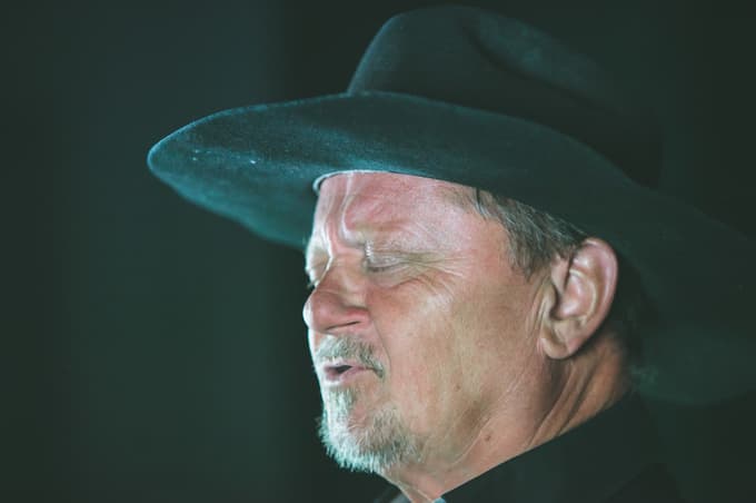 Milan Kamnik, koroški vokal, otožen, vesel ali zabavljaški, kar je potrebno, s prijatelji pripravlja jubilejni koncert.