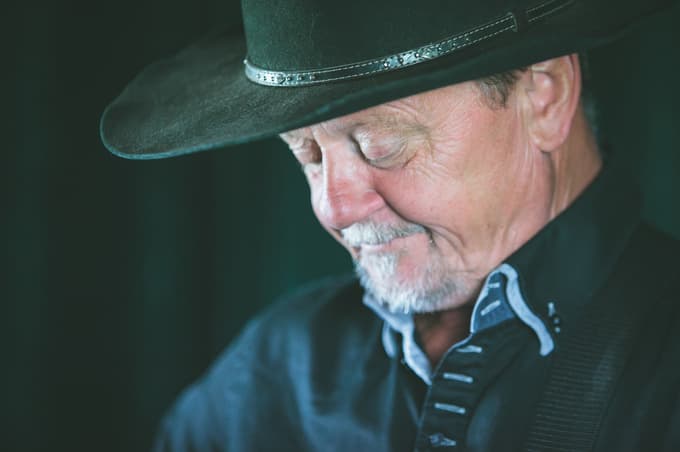 Milan Kamnik, koroški vokal, otožen, vesel ali zabavljaški, kar je potrebno, pripravlja jubilejni koncert.