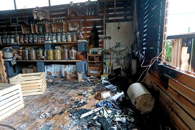 (FOTO) Neznanci požgali trgovino na mali tržnici