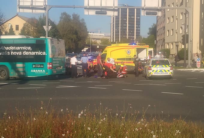 (FOTO) V Ljubljani trčila avtobus in motorist, slednji je obležal na cesti