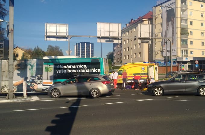 (FOTO) V Ljubljani trčila avtobus in motorist, slednji je obležal na cesti