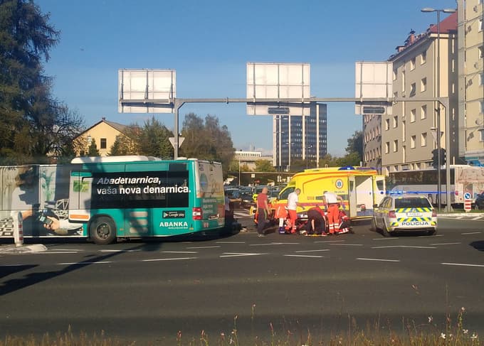 (FOTO) V Ljubljani trčila avtobus in motorist, slednji je obležal na cesti