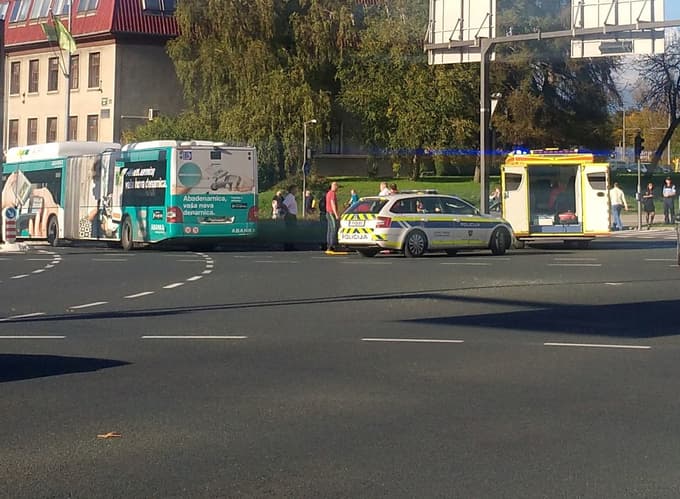 (FOTO) V Ljubljani trčila avtobus in motorist, slednji je obležal na cesti