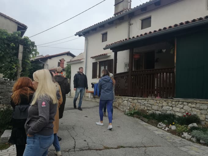 Kraška vasica Pedrovo je vedno bolj priljubljena med obiskovalci, ki prihajajo z vseh kontinentov, zlasti pa iz velemest.