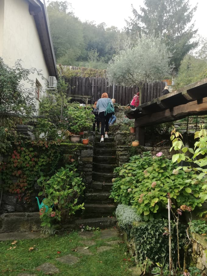 Na kmetiji Toncevi sprejemajo goste in skrbijo, da ostaja kraj Pedrovo vseskozi živ.