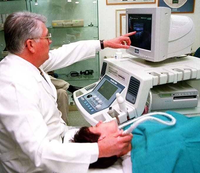 Leta 1999 ob pregledu pacientke na novi aparaturi za odkrivanje žilnih bolezni v mariborski bolnišnici. 