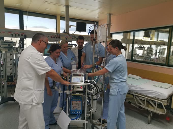 ECMO-aparatura in strokovni tim, ki uporablja to metodo zdravljenja v celjski bolnišnici