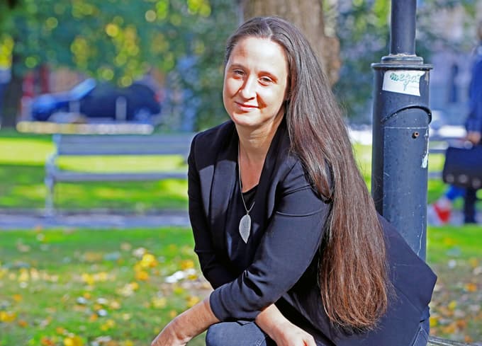 Tina Mesarič: “Že dolgo bolniki opozarjamo, da kortikosteroidi niso najboljša rešitev za kronično bolezen, a česa drugega skoraj ne dobimo.”