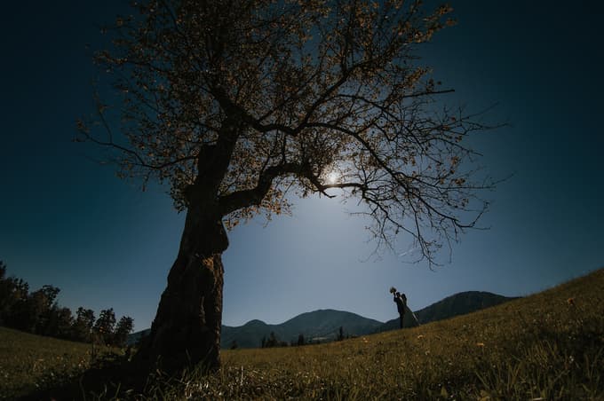 Mladoporočenca v naravi