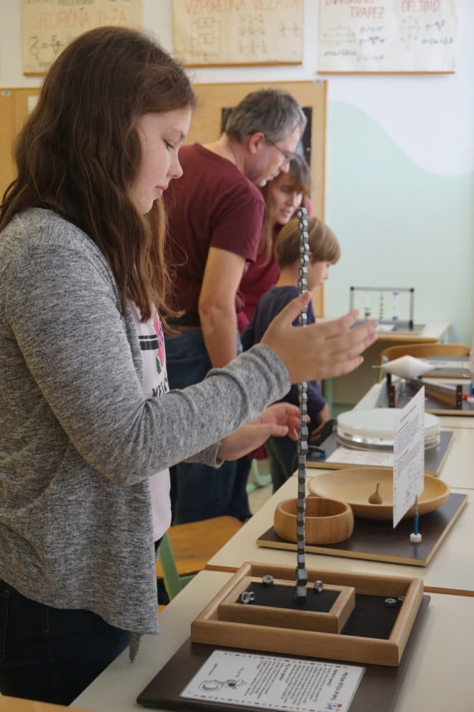 Otroci se v Hiški eksperimentov učijo na drugačen, zabaven, zanimiv, aktiven in sproščen način, ki jim približa naravoslovje.