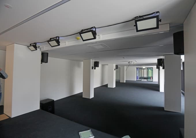 Pod severno tribuno bodo urejeni garderobe s sanitarijami, skladišča in servisni prostori za potrebe nogometne šole in dva večja prostora za konference in novinarje (tiskovno središče).