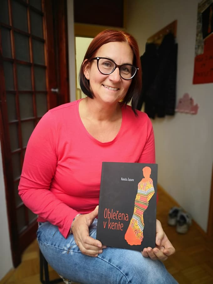 Nataša Zupanc s knjigo, ki jo te dni predstavlja v knjižnicah.