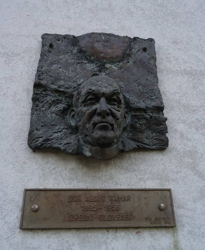 Upodobitev ddr. Alojzija Kuharja na župnišču v Kotljah