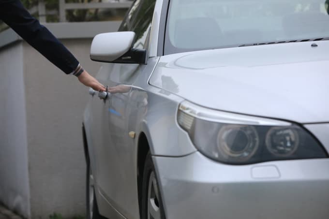 Najprej so lastnikom ukradli originalne ključe, potem pa z avti odbrzeli s pakririšč.