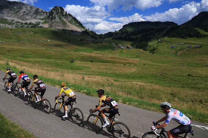 (FOTO) Še en izjemen spopad! Vingegaard proti Pogačarju pridobil sekundo