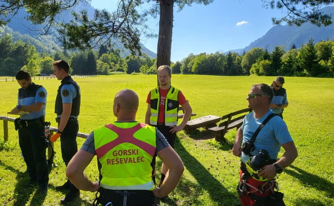 (FOTO) Težek dan v slovenskih gorah, zgodilo se je pet nesreč, ena oseba je umrla 