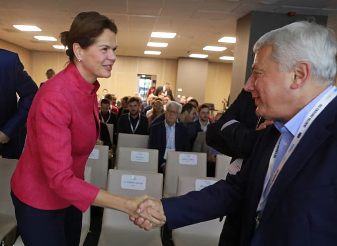 Ministrica za infrastrukturo Alenka Bratušek je sredo začela v Mariboru.