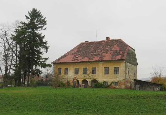 Dvorec Ristovec čaka na novega lastnika.