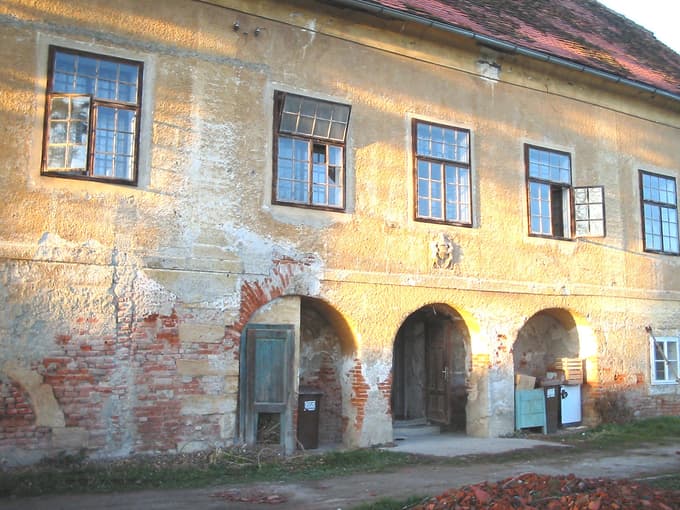 Dvorec Ristovec čaka na novega lastnika.