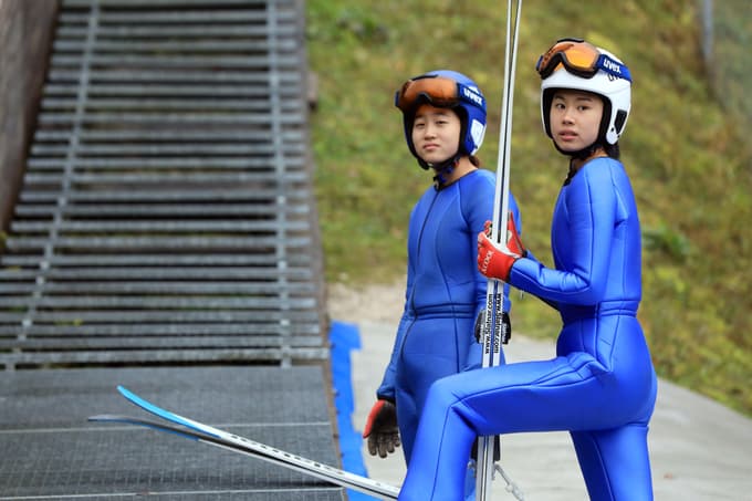 Enajst deklet je že skočilo na 40-metrski skakalnici.