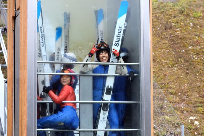 (FOTO) Primož Peterka je ob kitajskih orlicah spet začel skakati