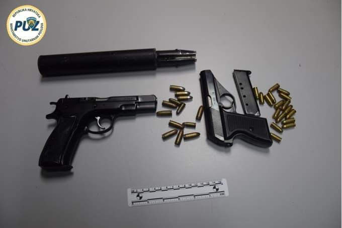 Luksuzni avtomobili na davčnem vrtiljaku. Domnevno kriminalno združbo naj bi vodila slovenska državljana