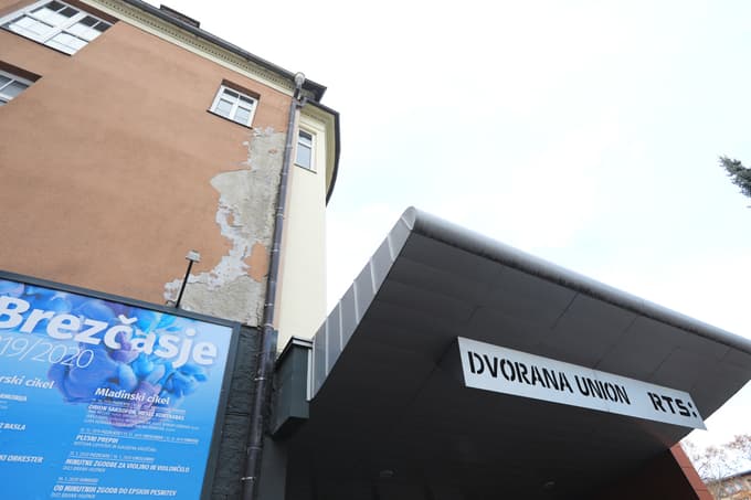 S takšnim pročeljem pričaka obiskovalce osrednje mariborsko koncertno prizorišče.