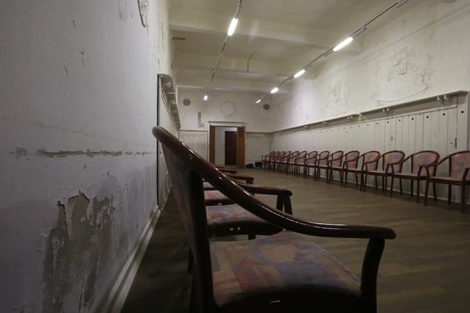 Kletne stene in strop so okrašeni s štukaturo - na stenah je upodobljenih deset prizorov iz gostilniškega življenja, ki so obdani s cvetličnim okvirjem, a vlaga jim ne prizanaša.