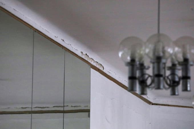 Bela dvorana je neuporabna, ko v osrednji dvorani poteka koncert. Zaradi slabe zvočne izolacije.